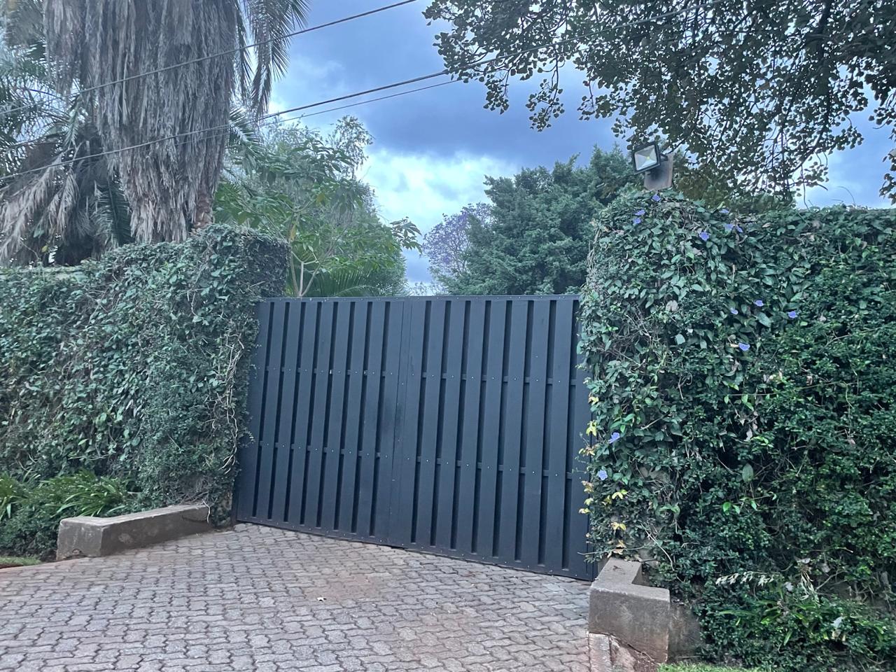 Rose Avenue Gate